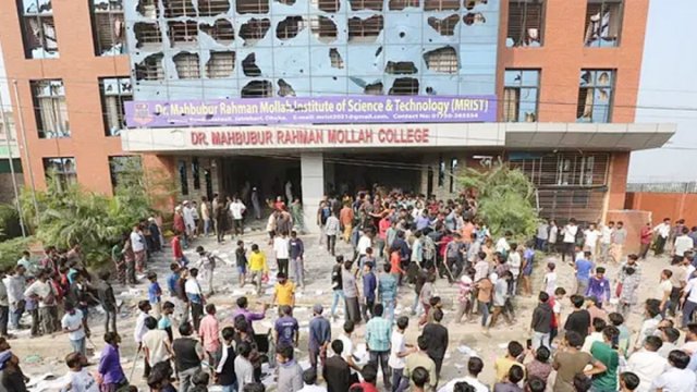 ছবিতে মোল্লা কলেজে হামলা-ভাঙচুর | ফটো গ্যালারী নিউজ 
