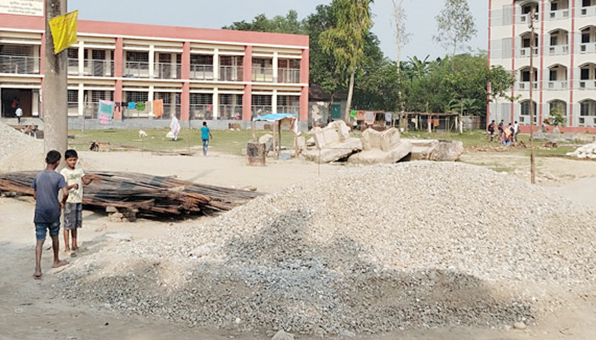 স্কুলমাঠে নির্মাণসামগ্রী রাখায় খেলাধুলা বন্ধ