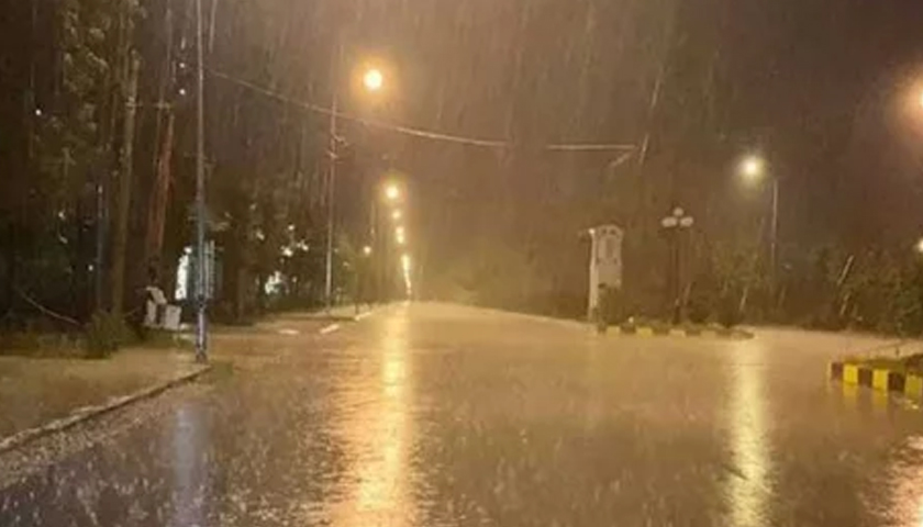 ঢাকায় গুঁড়ি গুঁড়ি বৃষ্টি, বাড়তে পারে শীত
