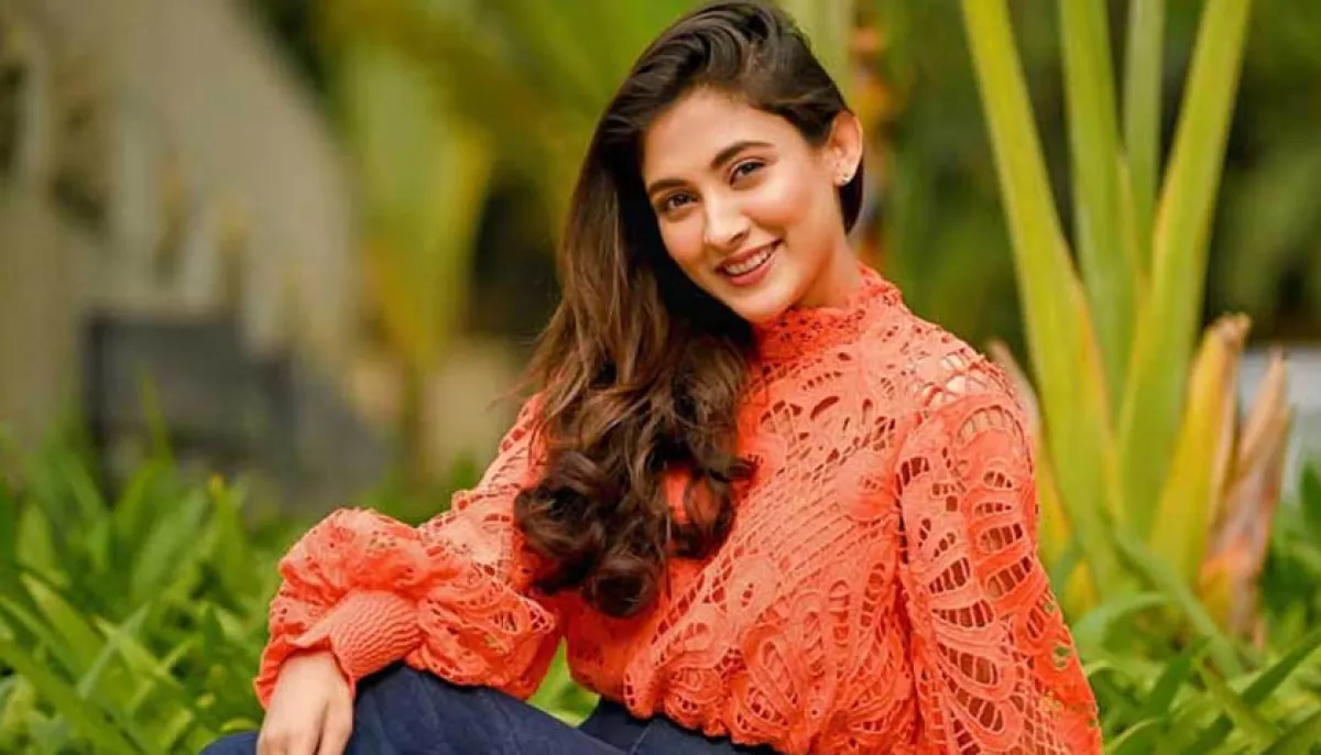 Mehazabien apologises for poster mishap during priyo maloti promotion at du