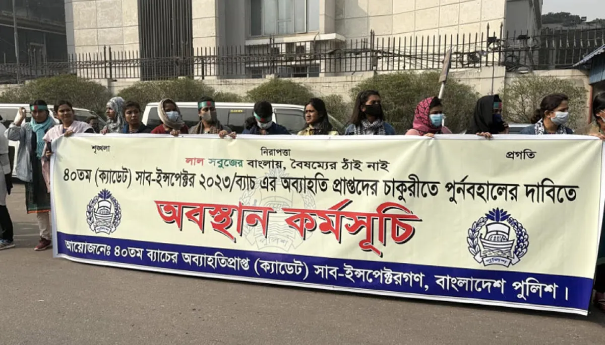 Dismissed trainee sis stage protest in front of secretariat