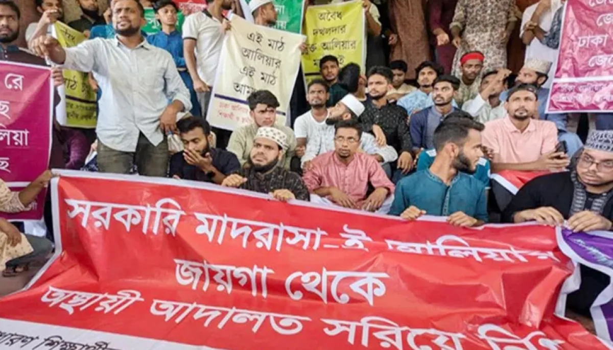 The students announced not to allow the court to sit on the ground of alia madrasa