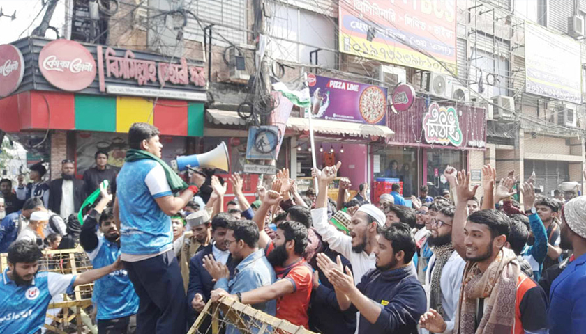 বকশীবাজার সড়ক ছাড়লেন ঢাকা আলিয়ার শিক্ষার্থীরা | মাদরাসা নিউজ 