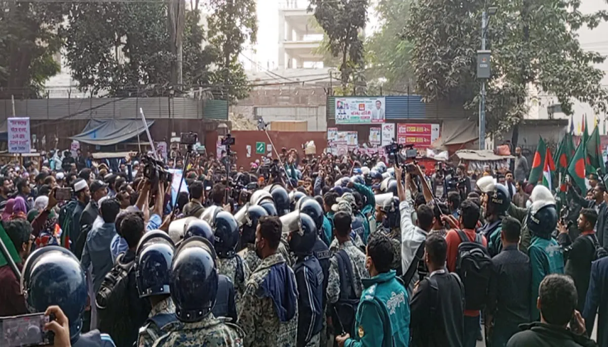 The march of teachers got stuck in shah bagh due to police obstruction