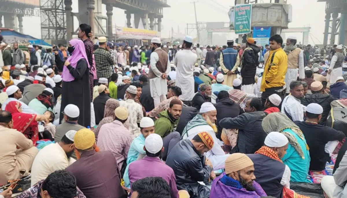 Pilgrims flocked to the turag bank to participate in the last prayer