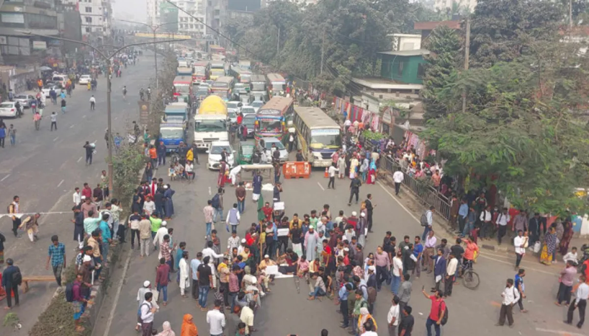 Injured uprising protesters block mirpur road