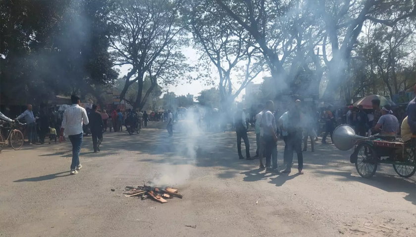 Protesters block Kushtia-Jhenaidah highway; disrupt traffic | University News 