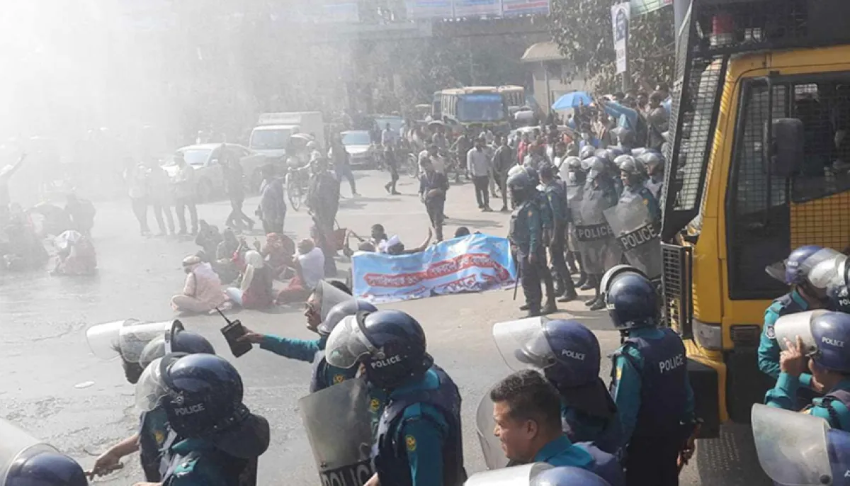 Police charge batons use water cannons on protesting teachers at shahbagh