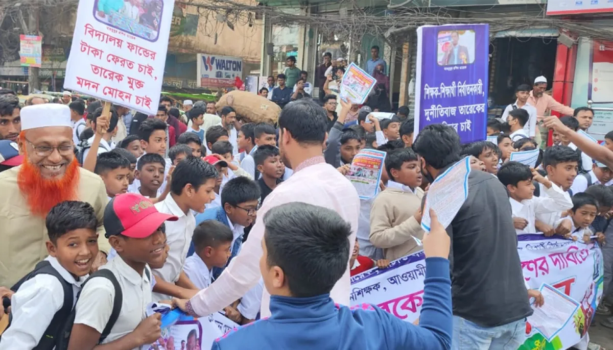 Students block the road demanding the removal of the head teacher
