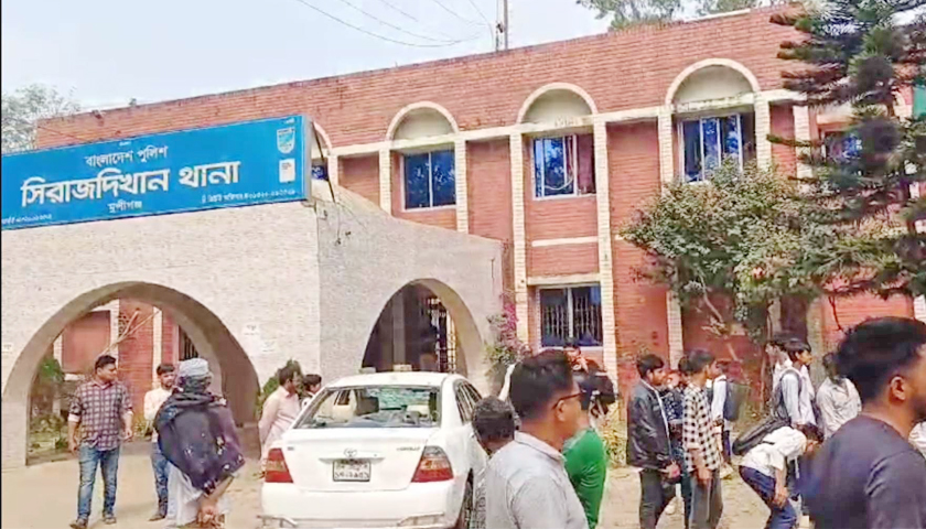 নিখোঁজ ছাত্রের সন্ধানে সিরাজদিখান থানায় ভাঁঙচুর | বিবিধ নিউজ 