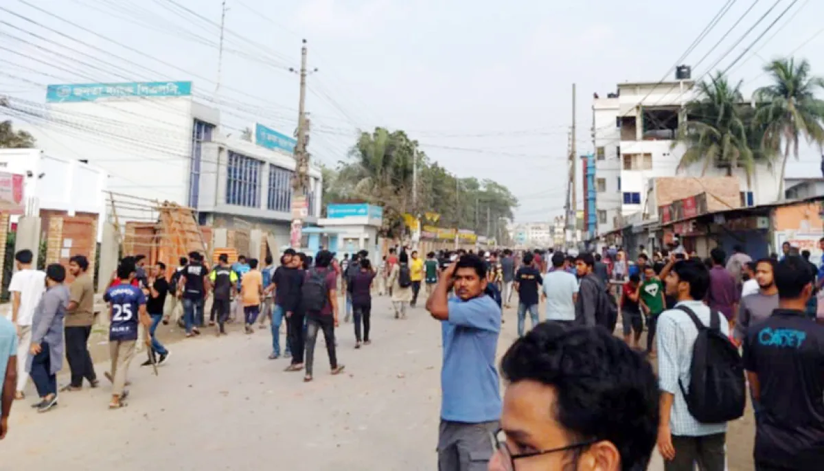 Clashes chases and chases between two groups of students in kuet