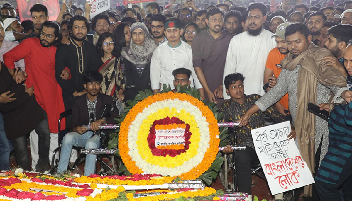 Khandachitra pays tribute at Central Shaheed Minar on February 21 in the photo