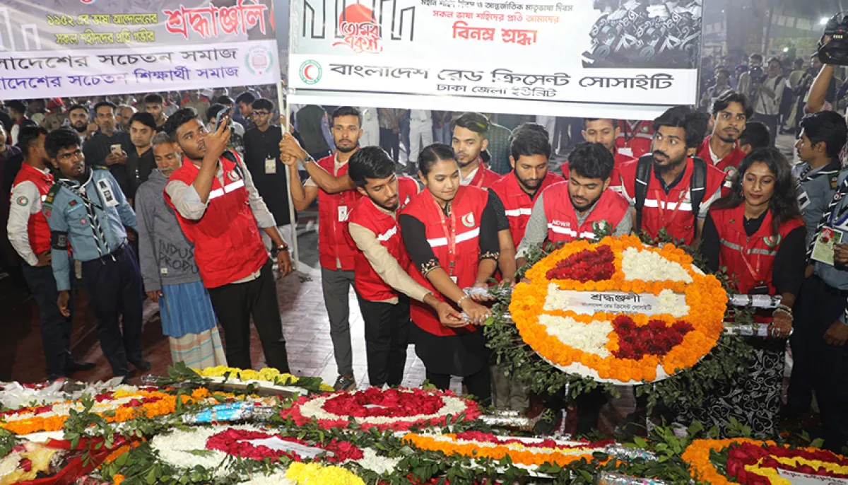 Khandachitra pays tribute at Central Shaheed Minar on February 21 in the photo