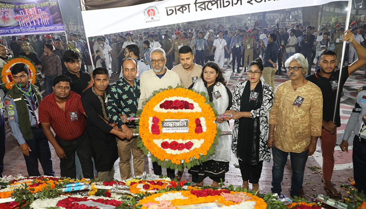 Khandachitra pays tribute at Central Shaheed Minar on February 21 in the photo