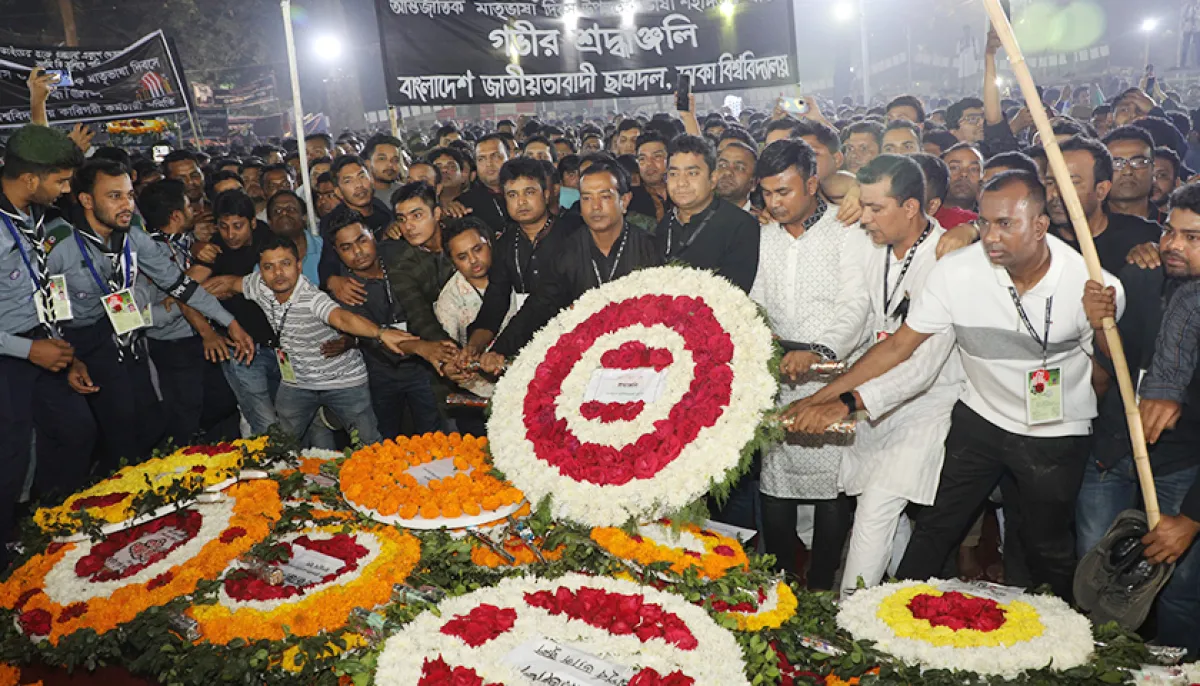 Khandachitra pays tribute at Central Shaheed Minar on February 21 in the photo