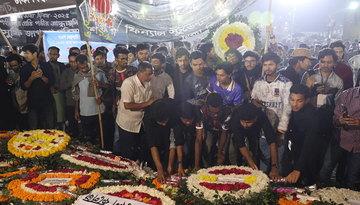 Khandachitra pays tribute at Central Shaheed Minar on February 21 in the photo