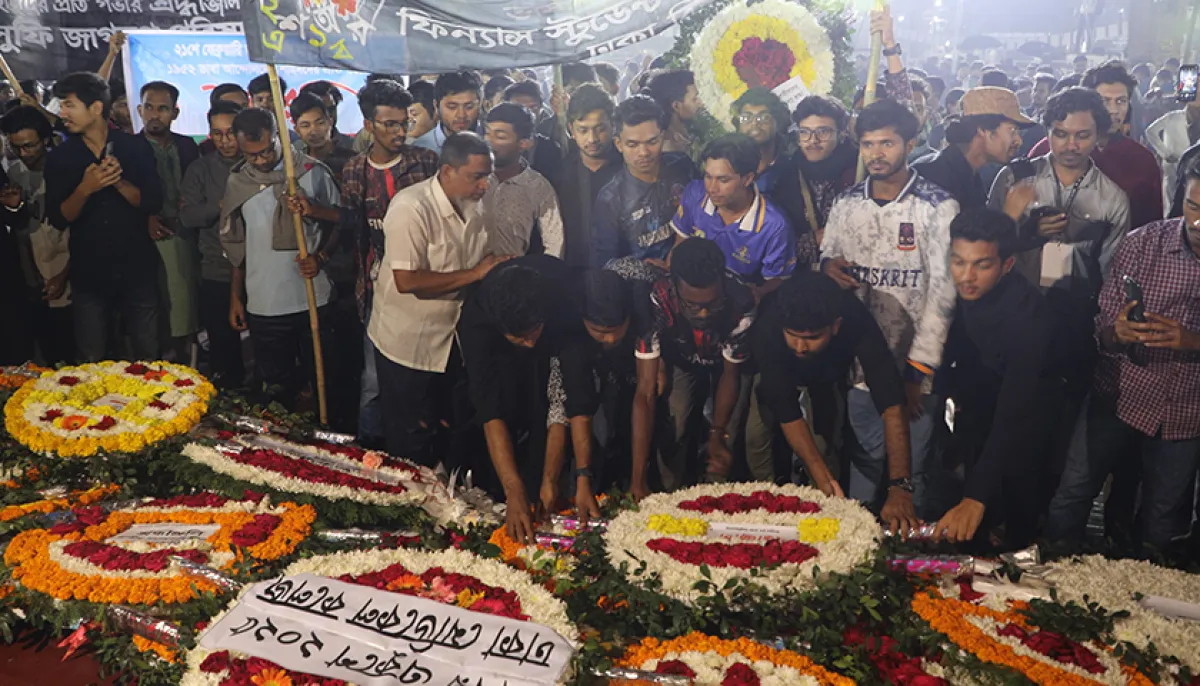 Khandachitra pays tribute at Central Shaheed Minar on February 21 in the photo