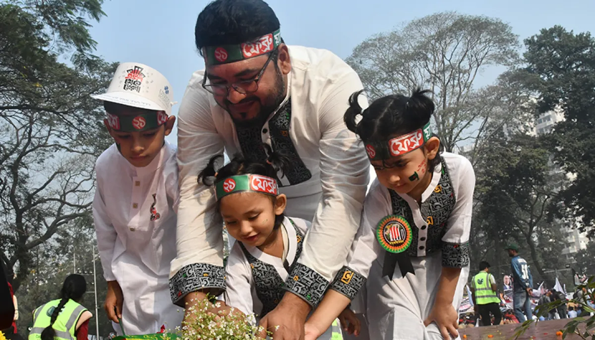 Khandachitra pays tribute at Central Shaheed Minar on February 21 in the photo