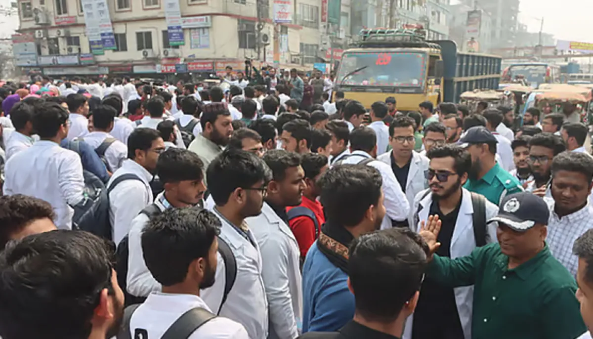 Road blockade of medical students in rangpur for 5 demands