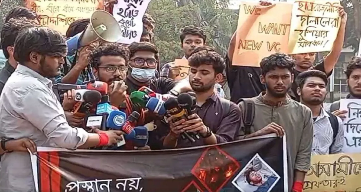 Quetta students sit at central shaheed minar demanding resignation of vice chancellor