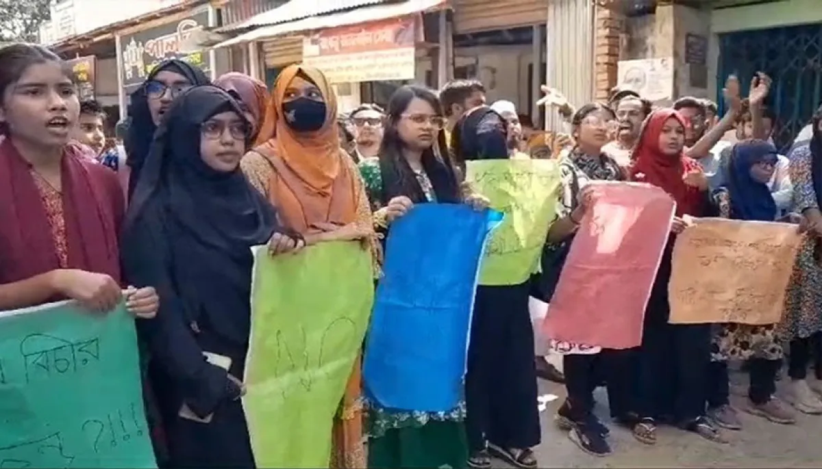 Human chain protest of students against rape in netrakona