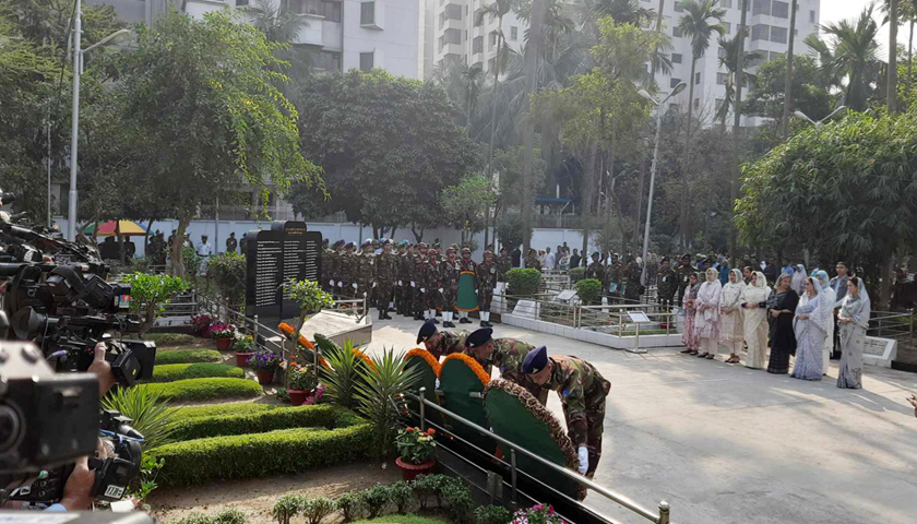 বিডিআর বিদ্রোহে শহীদদের প্রতি স্বরাষ্ট্র উপদেষ্টা, তিন বাহিনী প্রধানের শ্রদ্ধা | বিবিধ নিউজ 