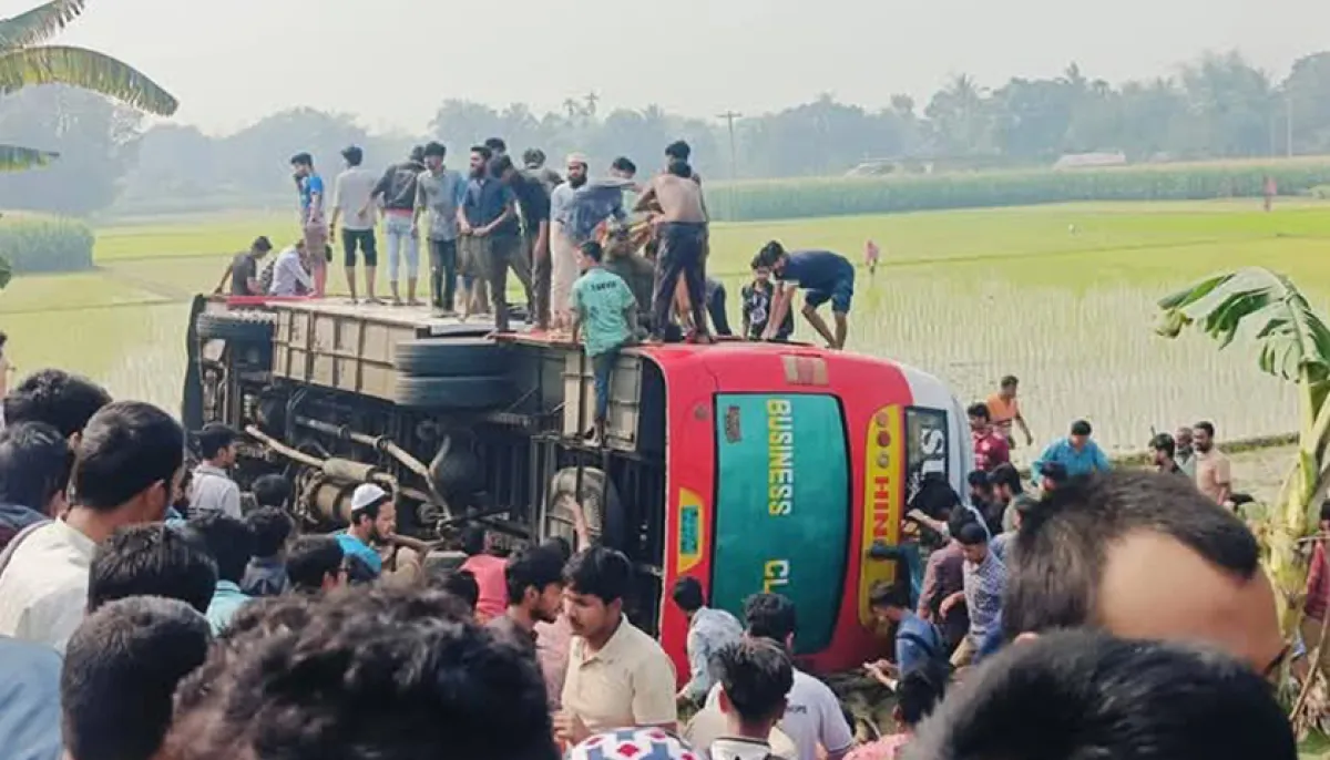 Kushtia road crash leaves 25 iu students injured