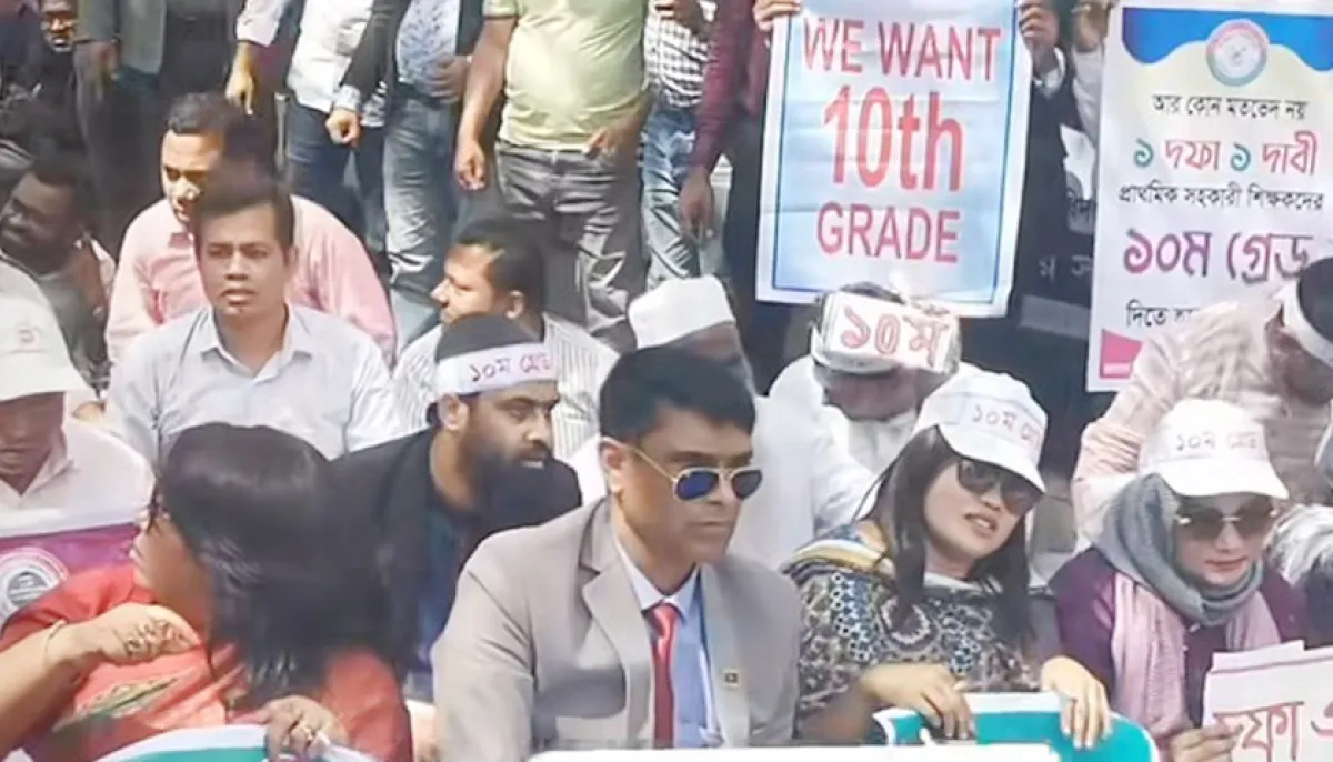 Teachers in front of the department of primary education on the demand of 10th grade