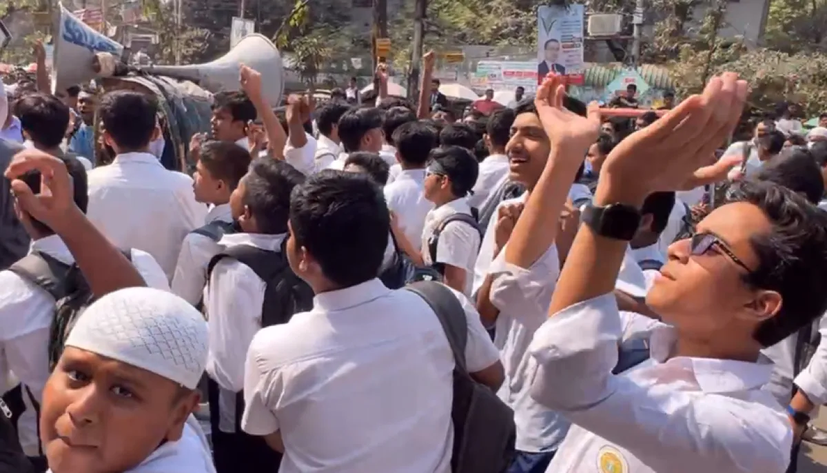 Students protest demanding the resignation of the principal of motijheel ideal