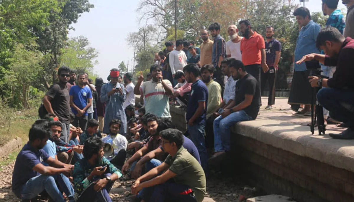 Ru students block railway demanding decentralised bangladesh