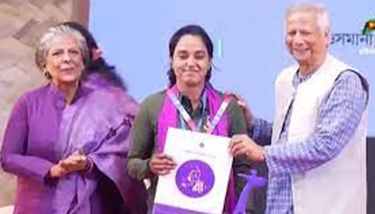 Chief advisor presents awards to 6 indomitable women