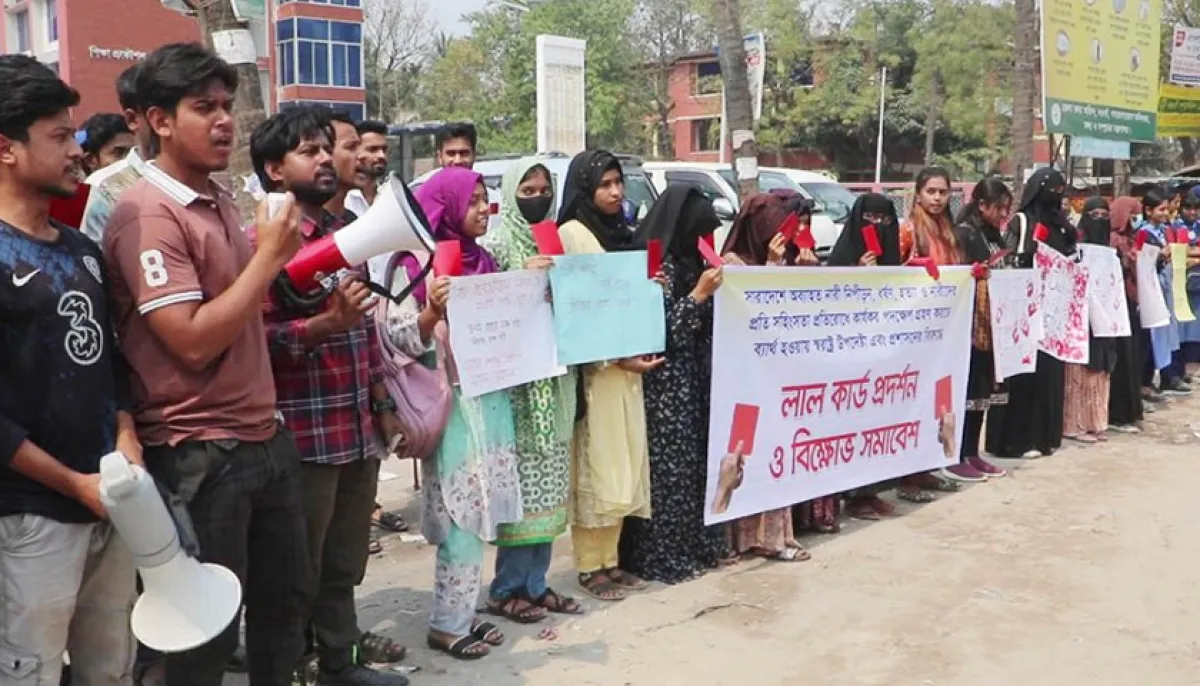 Students show red card to home affairs advisor