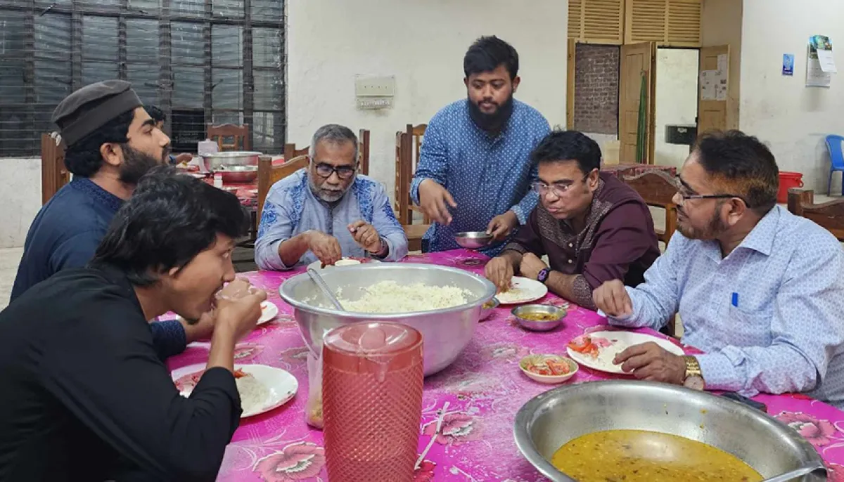 Eb vice chancellor checks quality of food with students