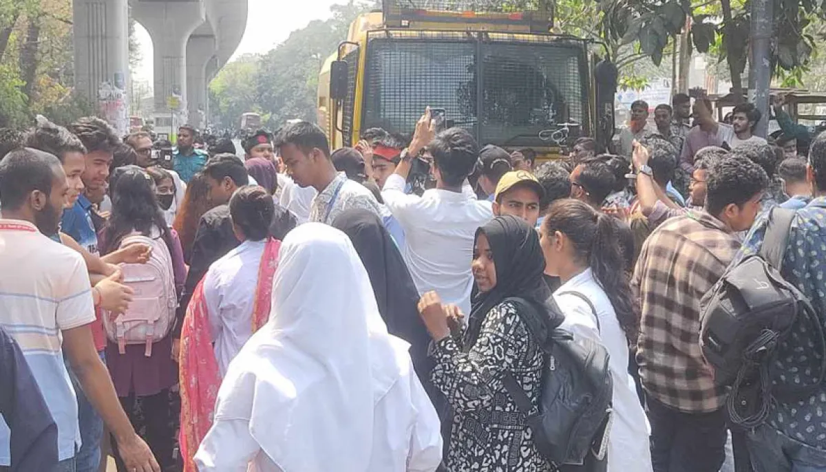 Students from 30 colleges protest violence against women in shahbagh