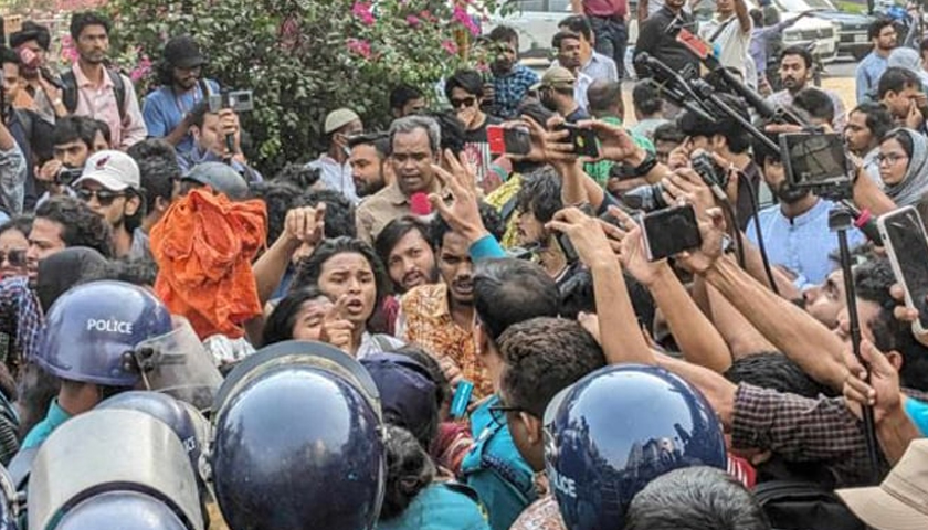 ধ*র্ষণবিরোধী বিক্ষোভকারীদের সঙ্গে পুলিশের সং*ঘর্ষ | বিবিধ নিউজ 