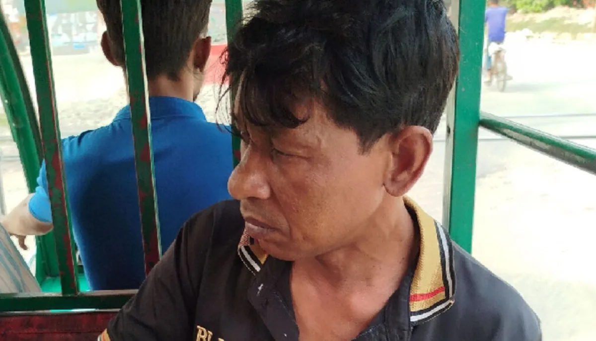 Autorickshaw passengers obscene behavior with university student