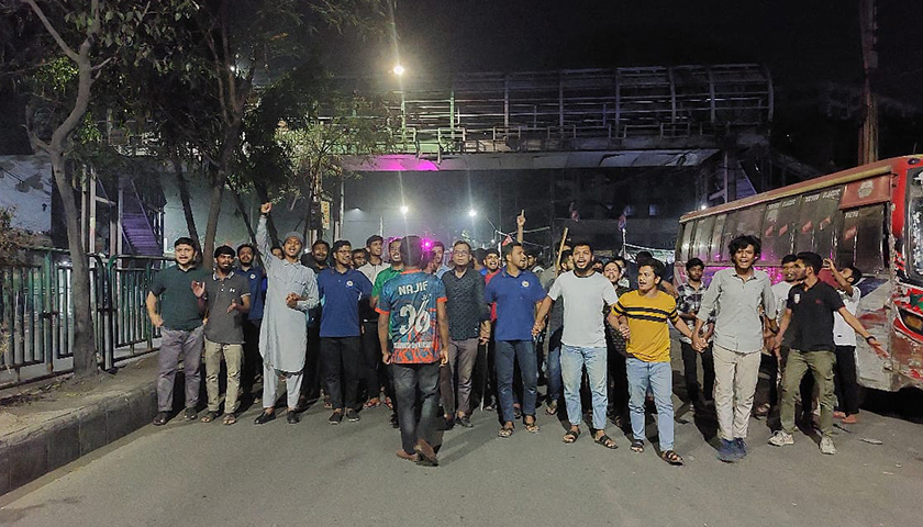 গণজাগরণ মঞ্চের লাকীকে গ্রেফতার দাবিতে মধ্যরাতে জবিতে বিক্ষোভ | বিশ্ববিদ্যালয় নিউজ 