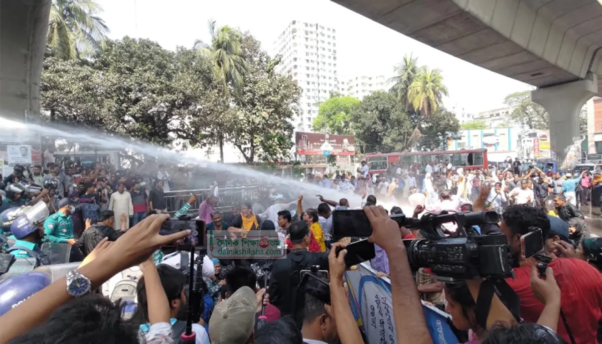 পদযাত্রায় বাধা: বেসরকারি প্রাথমিকের ৩ শিক্ষক আটক
