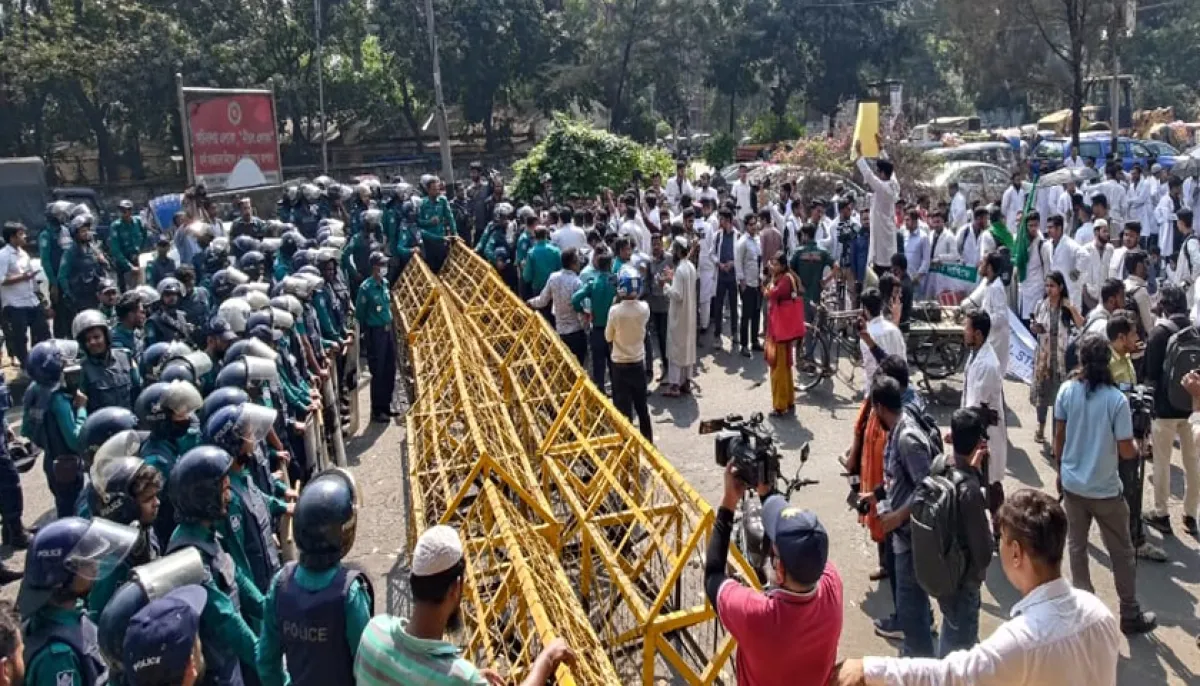 Medical students return from secretariat protest police lathicharge