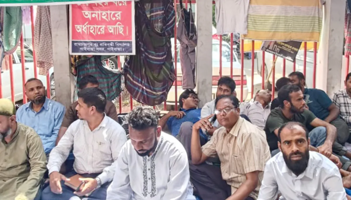 ছবিতে প্রতিবন্ধী স্কুল এমপিওভুক্তির দাবিতে শিক্ষকদের অবস্থান