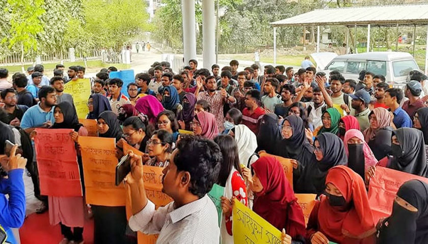 এবার হল প্রভোস্টকে বহালের দাবি, প্রশাসনিক ভবনে তালা | বিশ্ববিদ্যালয় নিউজ 