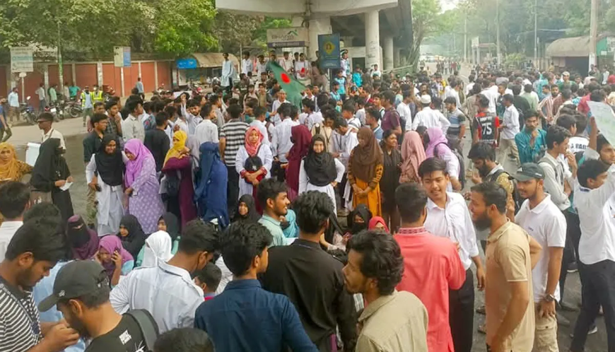 Polytechnic students block road