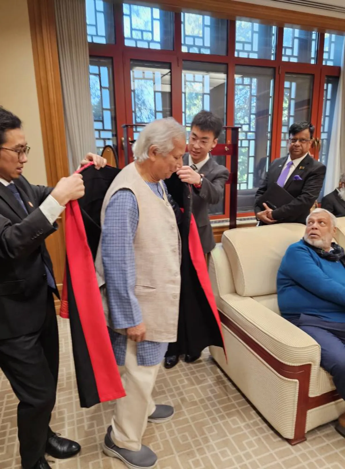 পিকিং বিশ্ববিদ্যালয়ে ড. ইউনূসকে ডক্টরেট ডিগ্রি প্রদান, দেখুন ছবিতে
