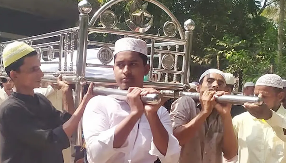 Nahid carries his fathers body on his shoulders after returning from the ssc exam hall