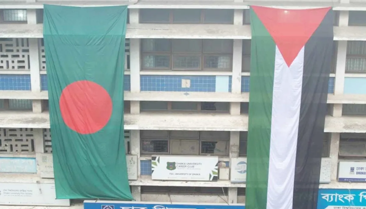 Palestinian flags fly across du campus