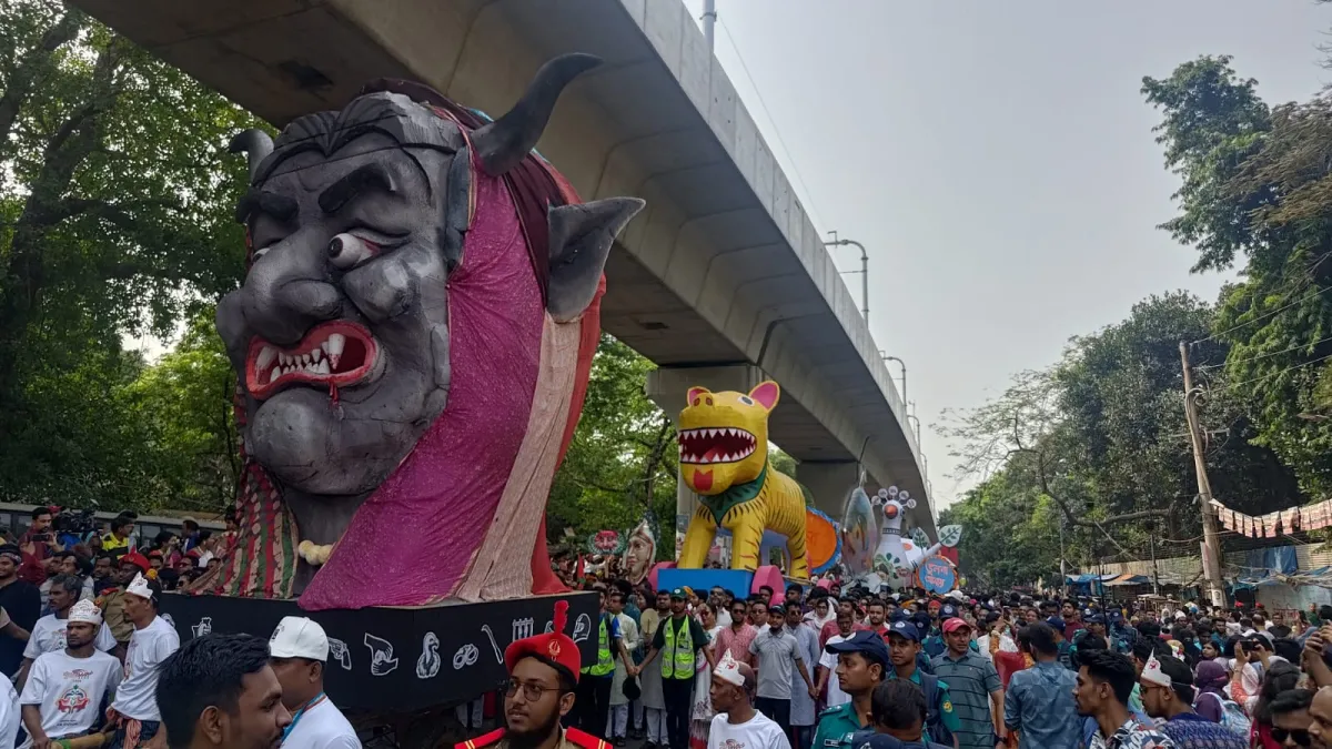 আনন্দ শোভাযাত্রায় ‘ফ্যাসিবাদের মুখাকৃতি’