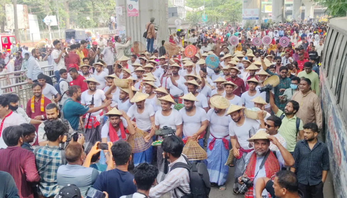 শোভাযাত্রায় অংশ নিয়েছিল কৃষক-রিকশাচালক