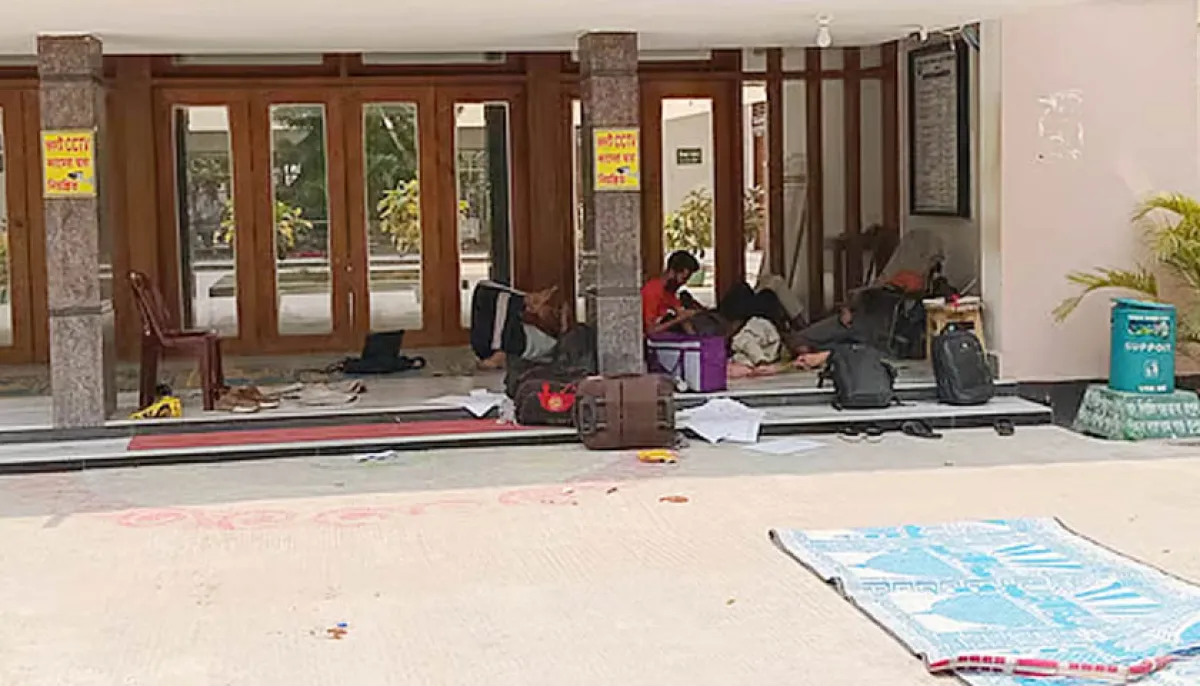 Kuet students demand opening of halls in new year