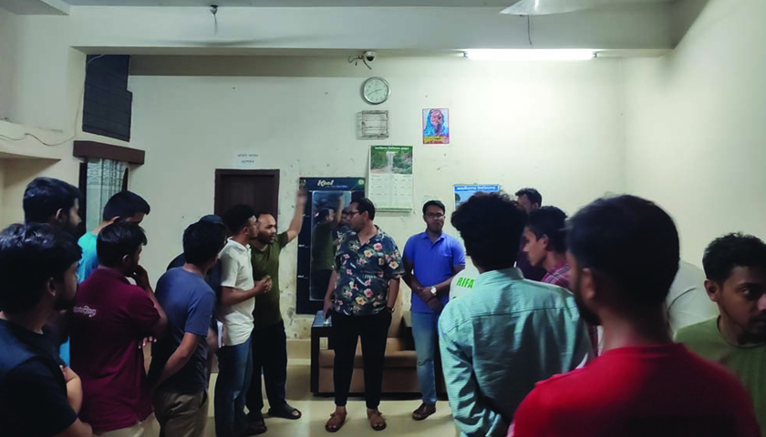 জাবির মওলানা ভাসানী হলের প্রাধ্যক্ষের পদত্যাগের দাবিতে বিক্ষোভ | বিশ্ববিদ্যালয় নিউজ 