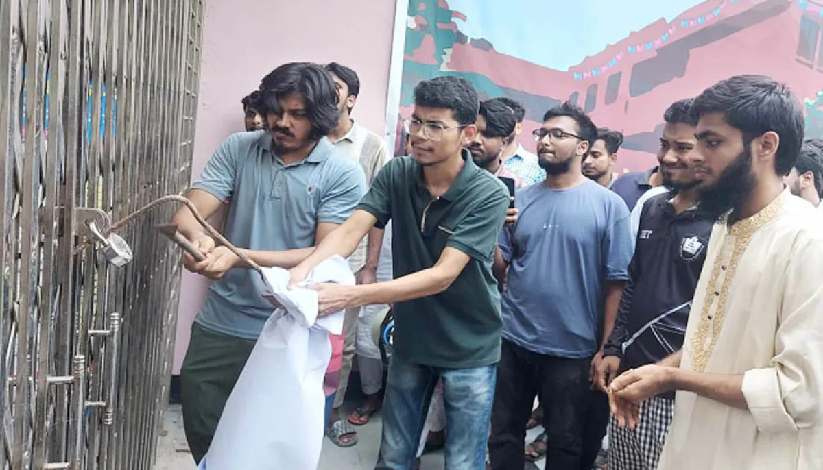 Kuet students enter after breaking the lock